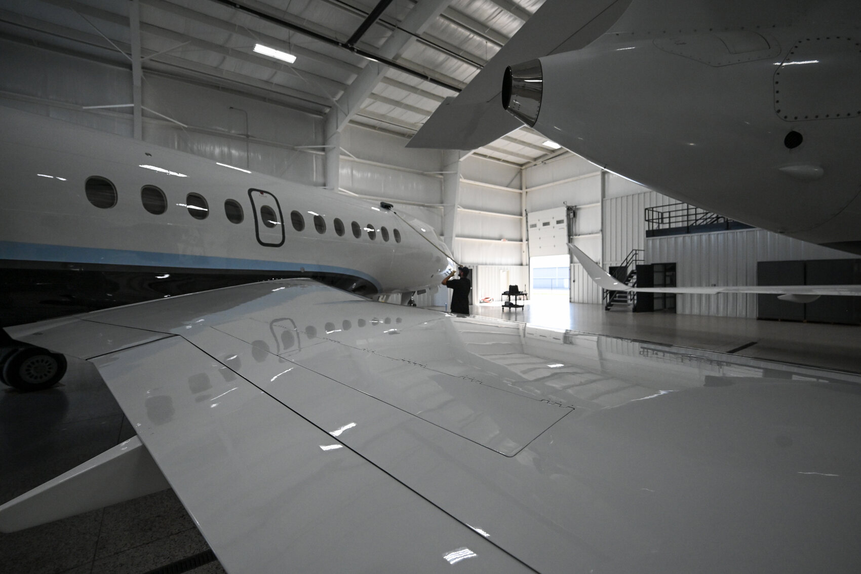 Mirror-clean fuselage reflection